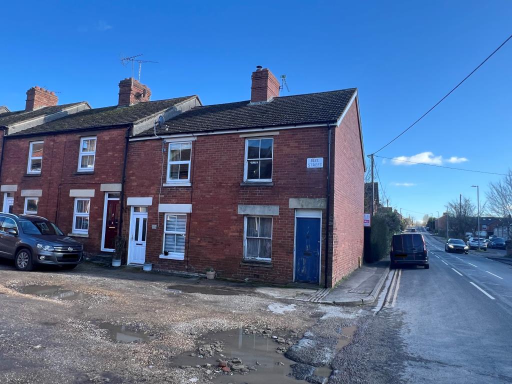 Lot: 94 - THREE-BEDROOM END-TERRACE HOUSE FOR IMPROVEMENT - Front View